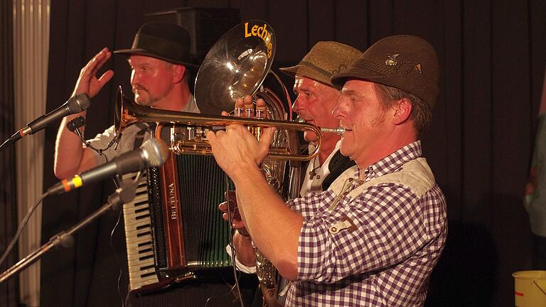 Die Gruppe Spilk mit Frontmann Frank Schmitt sorgte für Stimmung in Steinach.       -  Die Gruppe Spilk mit Frontmann Frank Schmitt sorgte für Stimmung in Steinach.