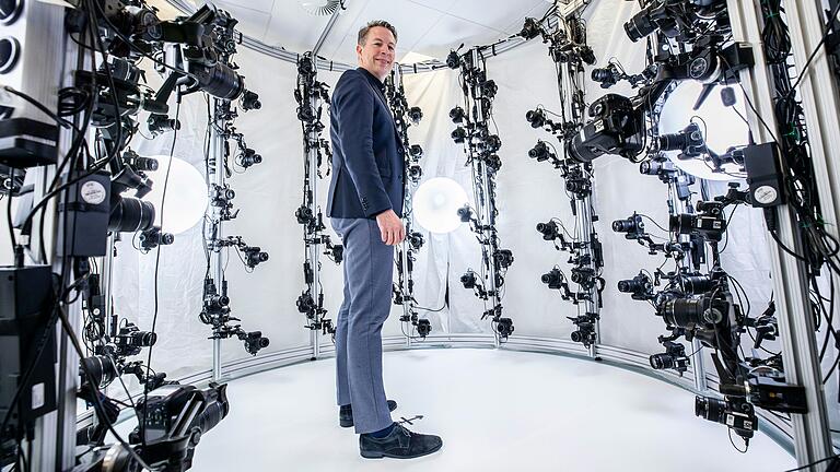 Bayerns Wissenschaftsminister Markus Blume lässt sich im neuen Zentrum von über 100 Kameras scannen. Daraus entsteht ein Avatar, ein künstliches Abbild der Person, das mit KI aktiviert werden kann. Bayerns Wissenschaftsminister Markus Blume lässt sich im neuen Zentrum von über 100 Kameras scannen. Daraus entsteht ein Avatar, ein künstliches Abbild der Person, das mit KI aktiviert werden kann.