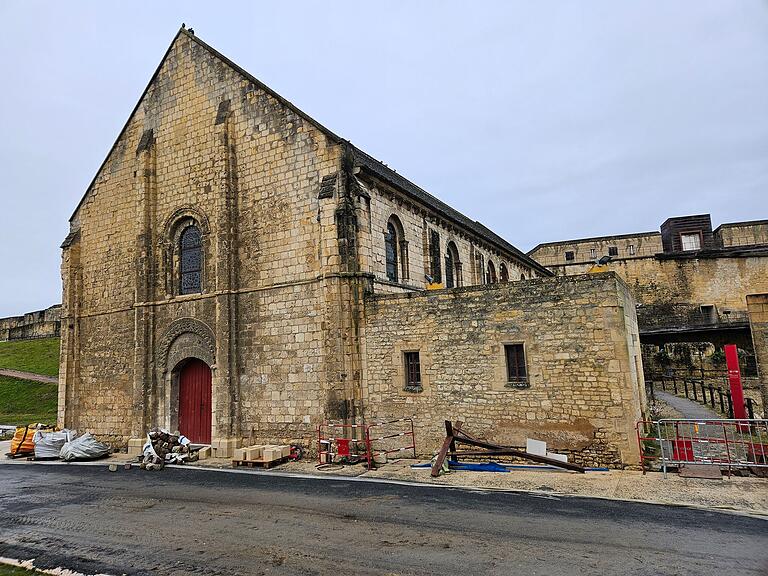Salle de l'Echiquier im Herzen des Schlosses von Caen, einer der wenigen erhaltenen Zivilbauten aus der romanischen Zeit. Während des Jubiläumsjahres werden im Saal in einem immersiven Schauspiel über 1000 Jahre Geschichte von Caen präsentiert – kostenlos. Salle de l'Echiquier im Herzen des Schlosses von Caen, einer der wenigen erhaltenen Zivilbauten aus der romanischen Zeit. Während des Jubiläumsjahres werden im Saal in einem immersiven Schauspiel über 1000 Jahre Geschichte von Caen präsentiert – kostenlos.