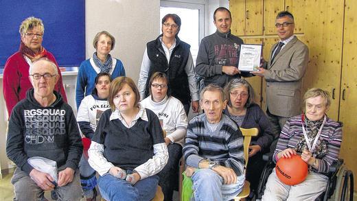 Den Balanceakt geschafft: Zahlreiche Bewohner des Heims der Dr. Loew Soziale Dienstleistung in Gerolzhofen beteiligten sich drei Jahre lang am Projekt &bdquo;Sturzprävention in vollstationären Pflegeeinrichtungen&ldquo; der AOK. Inzwischen ist die Zahl der Stürze im Heim bereits deutlich zurückgegangen. Im Bild ein Teil der Teilnehmer mit (hinten von links) den Pflegehelferinnen Monika Körber und Cornelia Schwaab, Pflegedienstleiterin Sylweli Stork, Einrichtungsleiter Markus Metz und dem Koordinator der AOK-Direktion Schweinfurt in Sachen Sturzprävention, Edgar Wenzel.