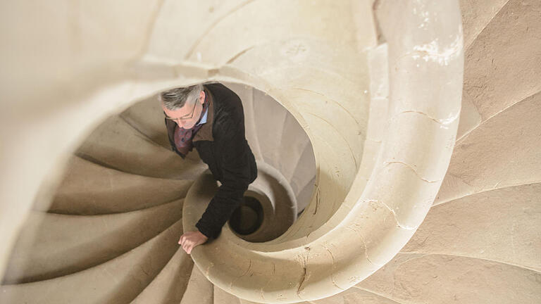 Bald Traumhochzeiten auf Schloss Frankenberg? - Geschäftsführer Adrian Graf von Hoensbroech zeigt bei der Führung durch Schloss Frankenberg diese hinter einer Tür versteckte Wendeltreppe. Bald Traumhochzeiten auf Schloss Frankenberg? - Geschäftsführer Adrian Graf von Hoensbroech zeigt bei der Führung durch Schloss Frankenberg diese hinter einer Tür versteckte Wendeltreppe.