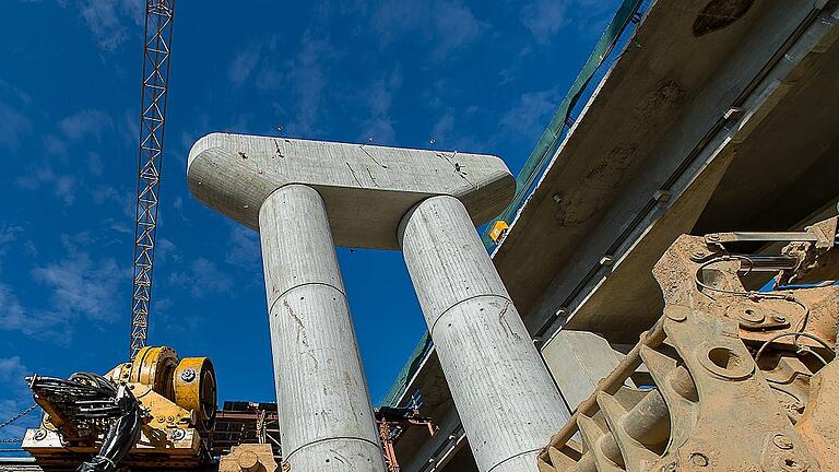 Mit einjähriger Verzögerung ist der erste Neubau der Schraudenbach-Brücke auf der A 7 bei Werneck (Lkr. Schweinfurt) fertiggestellt worden.