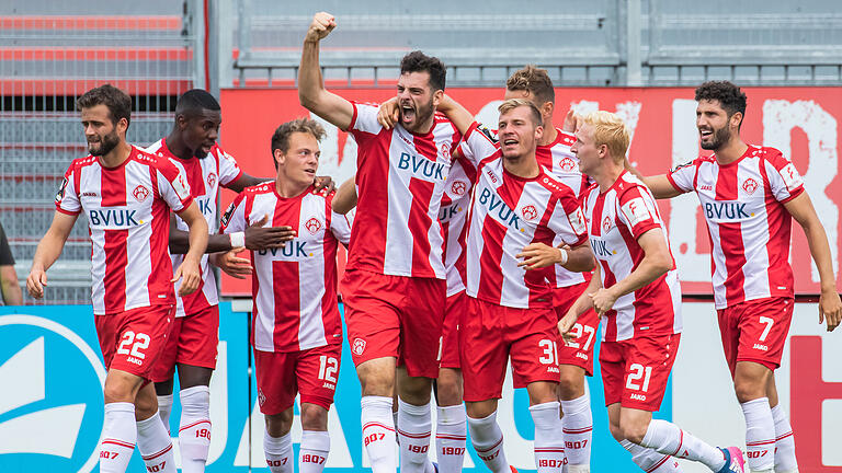 Fußball Dritte Liga, FC Würzburger Kickers - FC Bayern München II am Samstag 20.07.19: Torjubel, in rot/weiß Daniel Hägele, Leroy Kwadwo, Patrick Sontheimer, Luca Pfeiffer, Dominik Widemann, Luke Hemmerich und Fabio Kaufmann