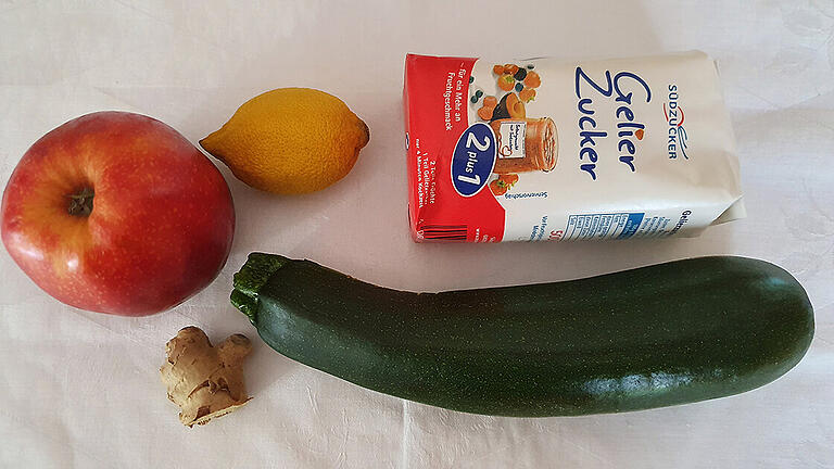 Zucchini mal anders: Statt in der herzhaften Variante wird das Gemüse zu Marmelade verarbeitet. Zucchini mal anders: Statt in der herzhaften Variante wird das Gemüse zu Marmelade verarbeitet.