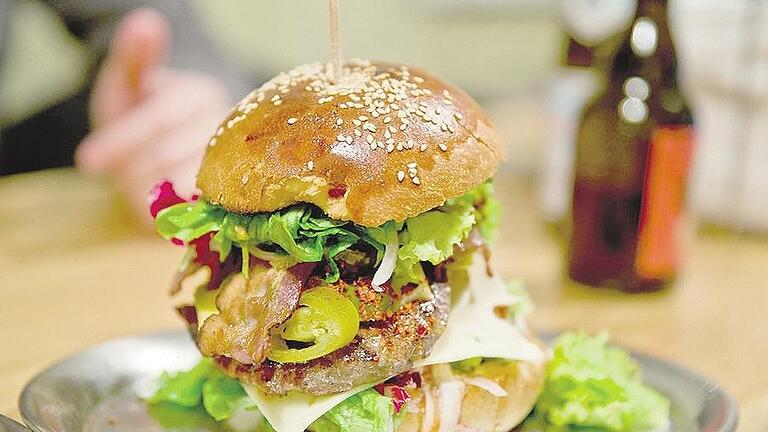 Klassiker: Ein Burger in einem Restaurant in Nürnberg. Findige Unternehmer haben aus dem Klassiker ein neuartiges Erfolgsrezept gemacht. DANIEL kARMANN; DPA Klassiker: Ein Burger in einem Restaurant in Nürnberg. Findige Unternehmer haben aus dem Klassiker ein neuartiges Erfolgsrezept gemacht. DANIEL kARMANN; DPA