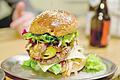 Klassiker: Ein Burger in einem Restaurant in Nürnberg. Findige Unternehmer haben aus dem Klassiker ein neuartiges Erfolgsrezept gemacht. DANIEL kARMANN; DPA