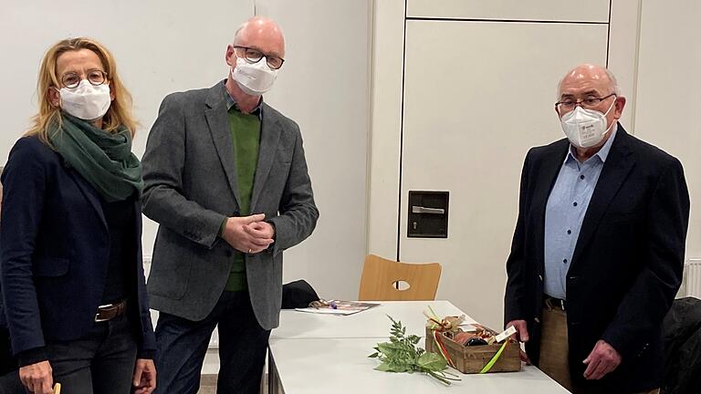 Siegmund Kerker wird von Caritasvorstand und der Geschäftsführerin verabschiedet. Er engagierte sich mehr als 30 Jahre im Caritasrat. Siegmund Kerker wird von Caritasvorstand und der Geschäftsführerin verabschiedet. Er engagierte sich mehr als 30 Jahre im Caritasrat.