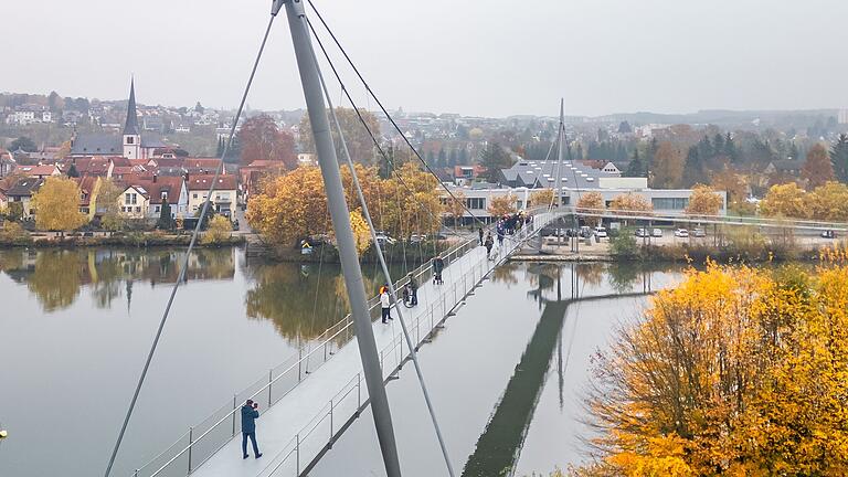 Der Höchheimer Steg ist am 5. November freigegeben und offiziell eröffnet worden durch den Margetshöchheimer Bürgermeister Waldemar Brohm und Veitshöchheimer Bürgermeister Jürgen Götz. Der Höchheimer Steg ist am 5. November freigegeben und offiziell eröffnet worden durch den Margetshöchheimer Bürgermeister Waldemar Brohm und Veitshöchheimer Bürgermeister Jürgen Götz.
