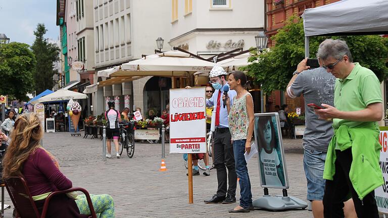 Demonstration gegen Corona-Auflagen auf dem Marktplatz in Karlstadt. Am Mikro Jasmin Berthold, in Grün Harald Stumpf.