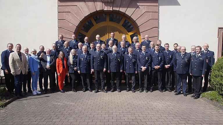 Landrätin Sabine Sitter (Achte von links, vorn) zeichnete verdiente Feuerwehrangehörige (rechts) für ihren langjährigen Dienst aus. Landrätin Sabine Sitter (Achte von links, vorn) zeichnete verdiente Feuerwehrangehörige (rechts) für ihren langjährigen Dienst aus.