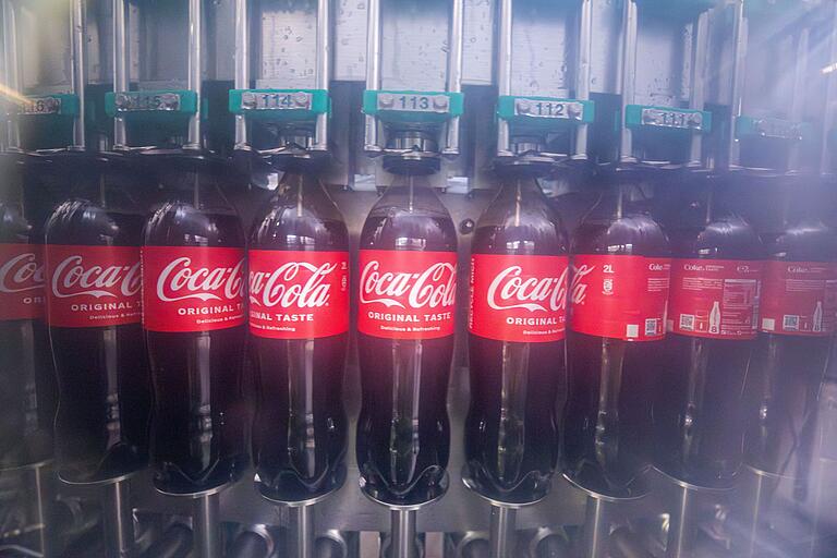 Der Blick durchs Schutzglas: Ratzfatz kommt die Cola von oben in die Flaschen. Der Blick durchs Schutzglas: Ratzfatz kommt die Cola von oben in die Flaschen. 