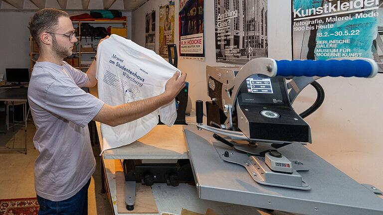 Magnus Meier zeigt, wie das Bedrucken der Würzburger Mensa-Shirts funktioniert. Magnus Meier zeigt, wie das Bedrucken der Würzburger Mensa-Shirts funktioniert.