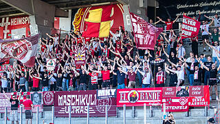 Die Würzburger Kickers siegen mit Torspektakel gegen die SpVgg Hankofen-Hailing am Samstag 12.4.25 mit 5:1 in der AKON Arena in Würzburg.