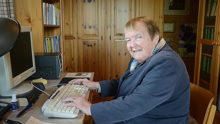 Pausewang, die wolke - Gudrun Pausewang feiert ihren 90. Geburtstag. Bücher will sie keine mehr schreiben, wohl aber Briefe. Das Foto entstand 2015 bei einem Besuch dieser Redaktion in ihrem langjährigen Zuhause im hessischen Schlitz. Heute lebt Pausewang in einem Seniorenheim bei Bamberg, in der Nähe ihrer Familie. Pausewang, die wolke - Gudrun Pausewang feiert ihren 90. Geburtstag. Bücher will sie keine mehr schreiben, wohl aber Briefe. Das Foto entstand 2015 bei einem Besuch dieser Redaktion in ihrem langjährigen Zuhause im hessischen Schlitz. Heute lebt Pausewang in einem Seniorenheim bei Bamberg, in der Nähe ihrer Familie.