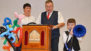 Die Zuhörer sind ganz Ohr, wenn Klaus Emmerling an der Drehorgel steht und (gelegentlich) auch Enkel Timon daneben in die Posaune bläst. Im Bild (links) Ehefrau Monika Emmerling.