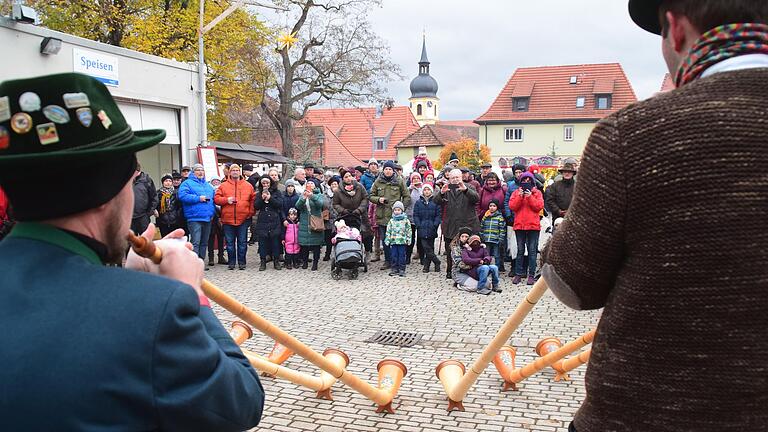 Das Alphorn ruft und die Gäste kommen zu den Rödelseer Christkindles-Werkstätten.