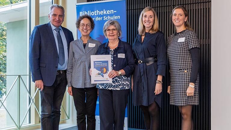 Staatsministerin Anna Stolz (zweite von rechts), Bürgermeisterin Judith Roth-Jörg (erste von rechts) und Bundestagsabgeordneter Paul Lehrieder freuen sich bei der Verleihung der Urkunde gemeinsam mit Martha Maucher (zweite von links), Leiterin der Stadtbücherei und Angelika Riedel, Leiterin der Kinderbücherei, über die Auszeichnung.