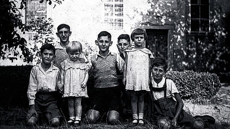 1935, hinter der Synagoge in der Hammelburger Dalbergstraße: jüdische Kinder und Jugendliche, darunter der damals zwölfjährige Arnold Samuels (Mitte) und der gleichaltrige Alfred Stühler (rechts).