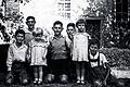 1935, hinter der Synagoge in der Hammelburger Dalbergstraße: jüdische Kinder und Jugendliche, darunter der damals zwölfjährige Arnold Samuels (Mitte) und der gleichaltrige Alfred Stühler (rechts).