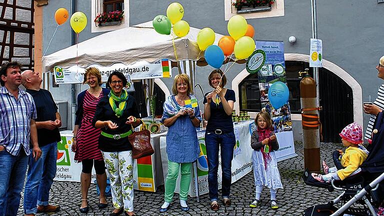 Hochfliegende Pläne: Die Regionalwährung Grabfelder soll mit dem 1. Regionalmarkt noch mehr Freunde finden. Am Stand von &bdquo;Grabfeld-Allianz&ldquo; und &bdquo;Dachmarke Rhön&ldquo; waren die Kochbücher schnell ausverkauft, auch der Luftballonwettbewerb fand guten Zuspruch.