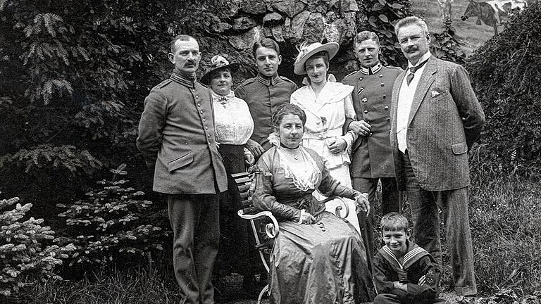 Treffen während des Ersten Weltkrieges: Ein gutes Verhältnis hatten die Familien Sachs und Höpflinger. Von rechts: Ernst Sachs, Rudolf Baier, Ernestine Baier (geborene Höpflinger), Betti Sachs, Willy Sachs, daneben wahrscheinlich eine weitere Höpflinger-Tochter mit Ehemann, der Junge vorne konnte nicht identifiziert werden.