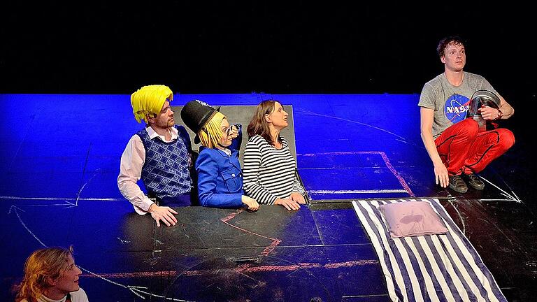 Benjamin Jorns (rechts) als Christopher in &bdquo;Supergute Tage oder Die sonderbare Welt des Christopher Boone&rdquo; am Theater Schloss Maßbach. Mit im Bild: Silvia Steger (Lehrerin), Lukas Redemann (Religionslehrer), Anna Schindlbeck (Schuldirektorin) und Susanne Pfeiffer (Mutter).