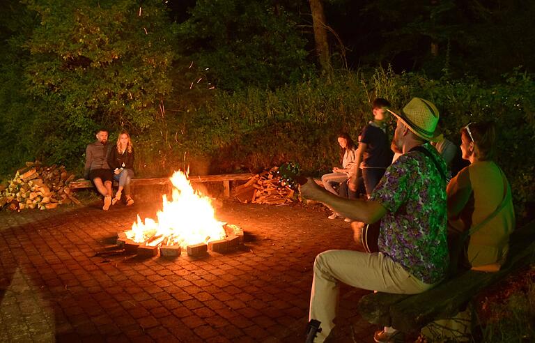 Mit irischen Klängen sorgte Musiker Conrad O&#39;Connell (rechts) am Lagerfeuer für Athmosphäre.