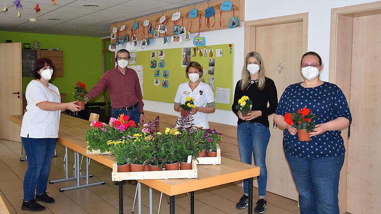 Alle Mitarbeiterinnen und Mitarbeiter der Sozialstation St. Laurentius durften sich am Tag der Pflegenden über ein Blumenstöckchen freuen. Pflegedienstleiter Bruno Kleinhenz (hinten) bedankte sich mit diesem Präsent bei jedem persönlich für die hervorragende Arbeit in der Pflege.