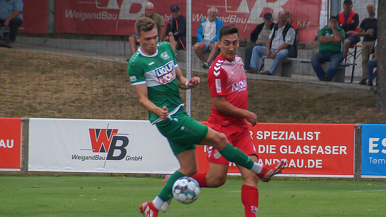 Aubstadts Innenverteidiger Christian Köttler (rechts) musste gegen den VfB Eichstätt (links Tobias Stoßberger) bereits in der ersten Halbzeit gelb-rot-gefährdet ausgewechselt werden.