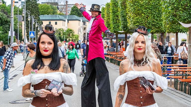 Auch außergewöhnliche Figuren wie diesen Mann auf Stelzen gab es beim Rakoczy-Fest zu sehen.