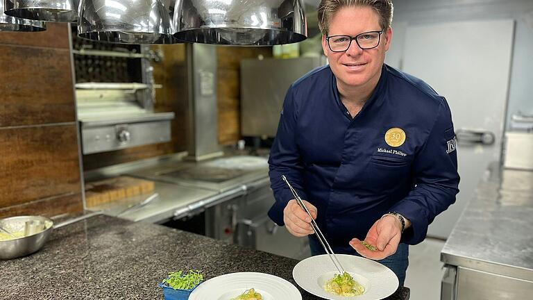 Küchenchef Michael Philipp präsentiert das Spargel-Risotto. Küchenchef Michael Philipp präsentiert das Spargel-Risotto.