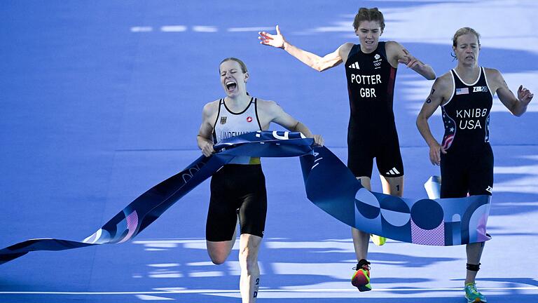 Paris 2024 - Triathlon - Der Zieleinlauf ins Glück: Laura Lindemann sichert den deutschen Triathleten Gold in der Mixed-Staffel. Paris 2024 - Triathlon - Der Zieleinlauf ins Glück: Laura Lindemann sichert den deutschen Triathleten Gold in der Mixed-Staffel.