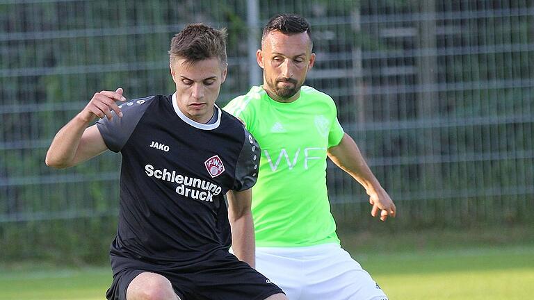 Ferdinand Seifert (links, U 23-Kickers) tanzt Oliver Gorgiev (Gebenbach) aus.