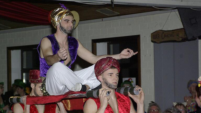 Aladdin und die Wunderlampe präsentierte das Männerballett aus Arnstein. Foto: Winfried Ehling       -  Aladdin und die Wunderlampe präsentierte das Männerballett aus Arnstein. Foto: Winfried Ehling