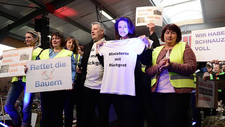 Gelbwestenprotest der Bauern am Freitag bei der Frühjahrsmesse in Holzhausen. Festrednerin Michaela Kaniber (Zweite von rechts) attestierten sie, eine Ministerin mit Rückgrat zu sein.