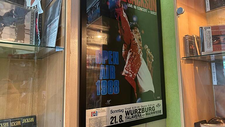 Am 21. August 1988 gab Michael Jackson ein Konzert in Würzburg. Das Plakat darf in Schuhmanns Sammlung natürlich nicht fehlen.