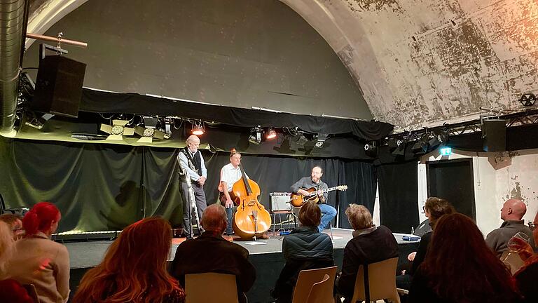 'Fromage a Django' auf der Bühne im Keller Z87 (von links): Stefan Holstein, Wolfgang Kriener und Stefan Degner.