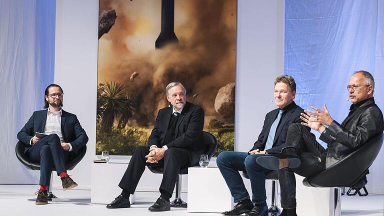 Raumfahrttechnologie war Thema einer Veranstaltung der Wittenstein-Stiftung mit Moderator Benedikt Hofmann, Professor Klaus Schilling (Vorstand des Zentrums für Telematik Würzburg), Hans Koenigsmann (ehemaliger Vizepräsident und Chefingenieur von Space-X) und Fotokünstler Michael Najjar.