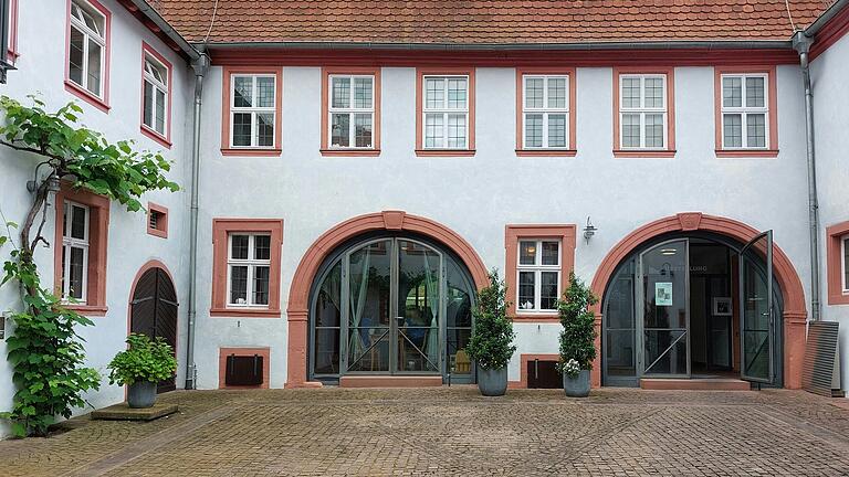 Im rückwärtigen Gebäudeteil des Franck-Haus in Marktheidenfeld ist die Franck-Stube untergebracht. Bis Ende August 2024 betreibt Konditormeister Rainer Väth dort ein Kaffeehaus. Wie es danach weitergeht, ist noch ungewiss. Im rückwärtigen Gebäudeteil des Franck-Haus in Marktheidenfeld ist die Franck-Stube untergebracht. Bis Ende August 2024 betreibt Konditormeister Rainer Väth dort ein Kaffeehaus. Wie es danach weitergeht, ist noch ungewiss.