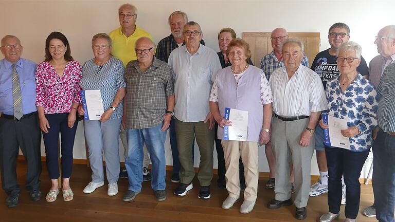 Der VdK-Ortsvorsitzende Helmut Schleyer (links) ehrte zahlreiche langjährige Mitglieder des VdK-Ortsverbandes Marktbreit.