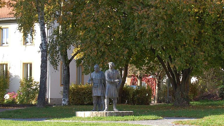 Die Geyer-Statue im hinteren Rathaushof in Giebelstadt erinnert an die Folgen des Bauernkrieges und ist gleichzeitig den Startpunkt des Kulturweges 'Weiß der Geyer' Die Geyer-Statue im hinteren Rathaushof in Giebelstadt erinnert an die Folgen des Bauernkrieges und ist gleichzeitig den Startpunkt des Kulturweges 'Weiß der Geyer'