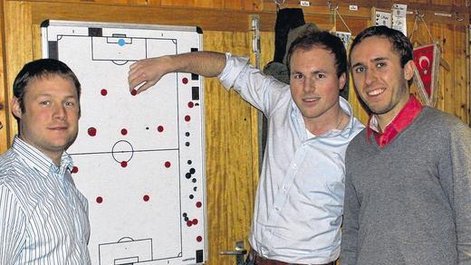 Taktik für Fortgeschrittene: In der Kabine beraten (von links nach rechts) FTS-Kapitän Tony Stenzinger und seine Stellvertreter Dominik Ebert und Florian Riegel, ob Trainer Ernst Gehling tatsächlich die richtige Strategie ausgegeben hat.