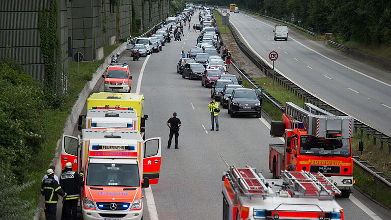 Würzburger wendete im Stau und fuhr durch Rettungsgasse       -  Ein Autofahrer aus dem Landkreis Würzburg hat am Ostersonntag in einem Stau auf der A 71 bei Ilmenau die Geduld verloren: Er wendete und fuhr durch die Rettungsgasse gegen die Fahrtrichtung.