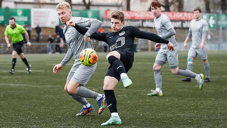 Sandro Kramosch (rechts) vom ASV Rimpar spielt den Ball vor Nicolas Engelking vom FV 04 Würzburg. In einem Testspiel, das beide Vereine für eine Vorstellung ihrer künftigen Kooperation im sportlichen Bereich nutzten, trennten sich die Mannschaften mit 0:0.