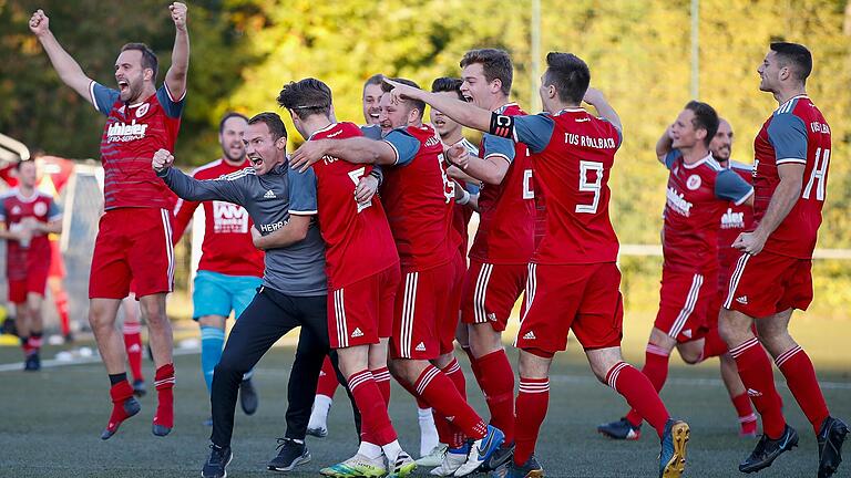 Röllbacher Spieler jubeln über ihren Sieg bei der TG Höchberg. Der Landesliga-Zweite hat sich in der ersten Relegationsrunde gegen Vatan Spor Aschaffenburg durchgesetzt und erwartet in der zweiten Runde der Relegation die 'mit Sicherheit größten Spiele der Vereinsgeschichte' gegen den FV 04.