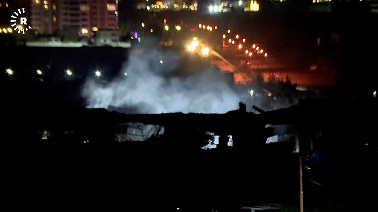 Nahostkonflikt - Irak.jpeg - Dieses Bild aus einem von Rudaw TV zur Verfügung gestellten Video zeigt aufsteigenden Rauch in der nordirakischen Stadt Erbil nach einem Raketenangriff der iranischen Revolutionsgarden. Nahostkonflikt - Irak.jpeg - Dieses Bild aus einem von Rudaw TV zur Verfügung gestellten Video zeigt aufsteigenden Rauch in der nordirakischen Stadt Erbil nach einem Raketenangriff der iranischen Revolutionsgarden.