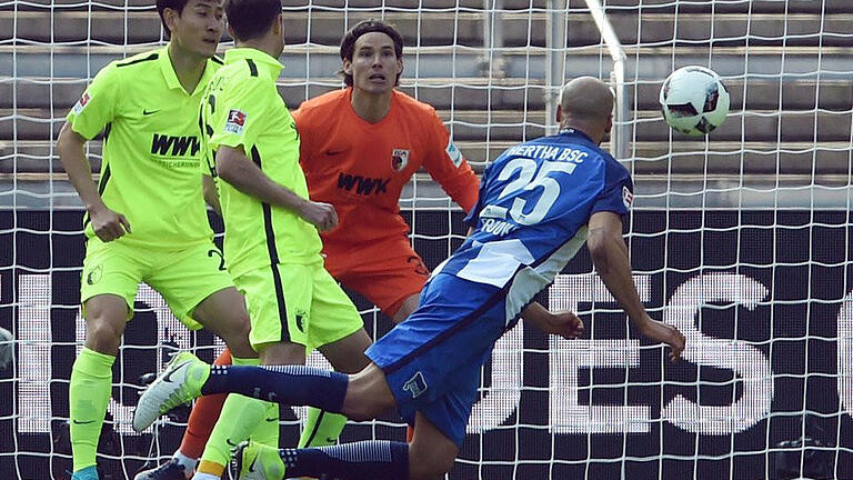 Hertha BSC - FC Augsburg - John Anthony Brooks (r) aus Berlin köpft den Ball zum 1:0 ins Augsburger Tor. Foto: Maurizio Gambarini Hertha BSC - FC Augsburg - John Anthony Brooks (r) aus Berlin köpft den Ball zum 1:0 ins Augsburger Tor. Foto: Maurizio Gambarini