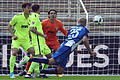Hertha BSC - FC Augsburg       -  John Anthony Brooks (r) aus Berlin köpft den Ball zum 1:0 ins Augsburger Tor. Foto: Maurizio Gambarini
