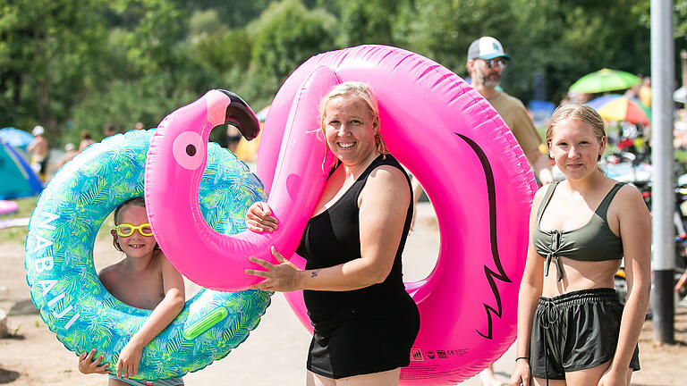 Zahlreiche Erholungssuchende nutzen die sommerlichen Temperaturen und verbringen den Sonntag 16.08.20 an der neuen Badebucht in Eibelstadt.