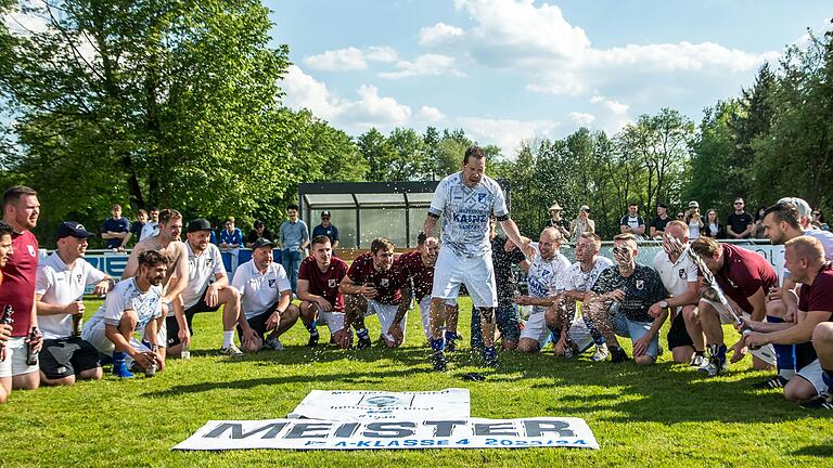 Unterhohenried ist Meister der A-Klasse Schweinfurt 4 und steigt so direkt wieder in die Kreisklasse auf. Über dem Meisterbanner gedenken die Sportfreunde ihrem verstorbenen Abteilungsleiter Dominik Stühler.